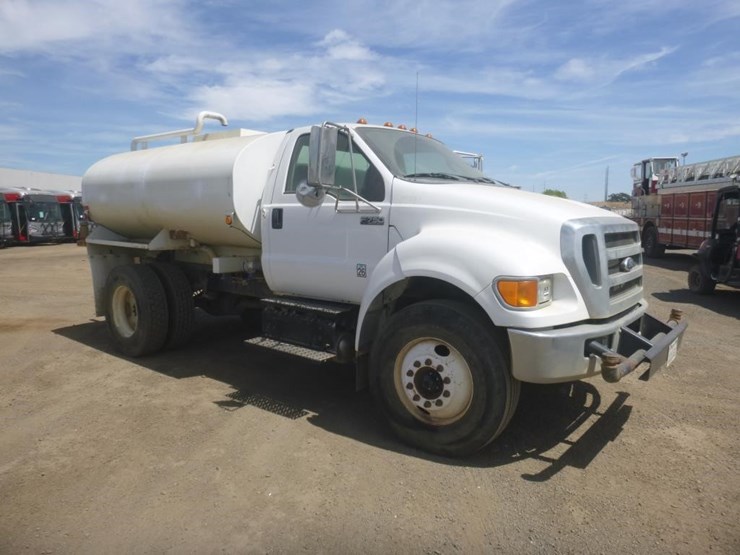 2011-ford-f750-image-2