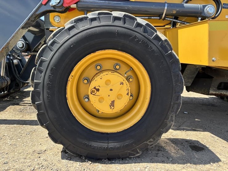 2020-deere-210l-image-31