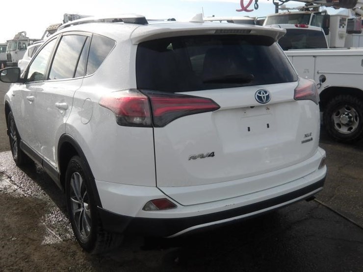 2016-toyota-rav4-image-4