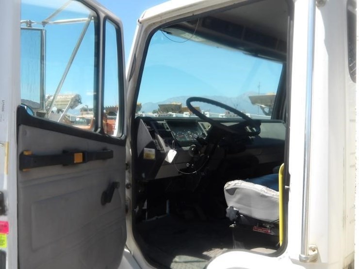2002-freightliner-fl80-image-16