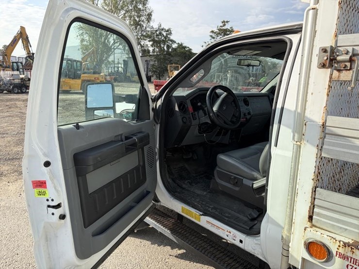2011-ford-f550-image-16