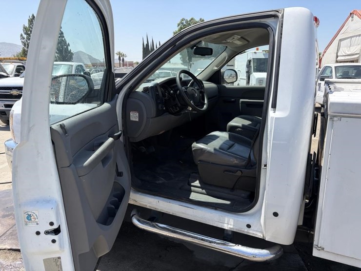 2013-chevrolet-silverado-2500-image-13