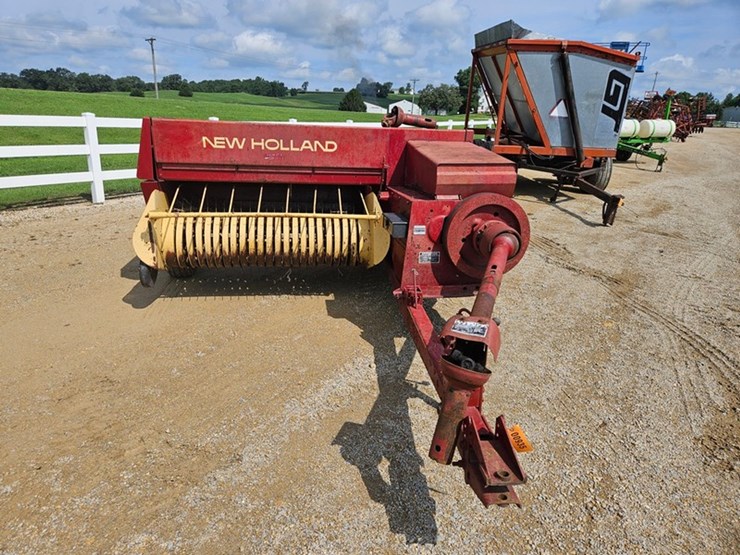new-holland-320-image-8