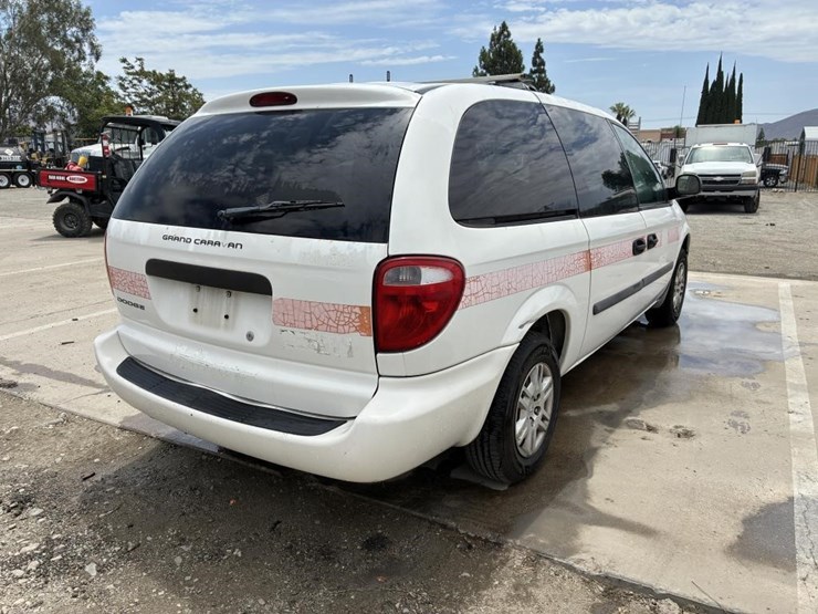 2005-dodge-grand-caravan-image-3