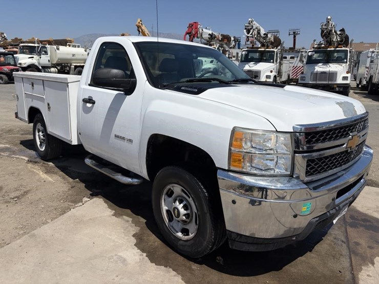 2013-chevrolet-silverado-2500-image-2