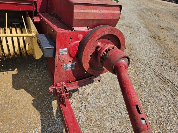 new-holland-320-image-11
