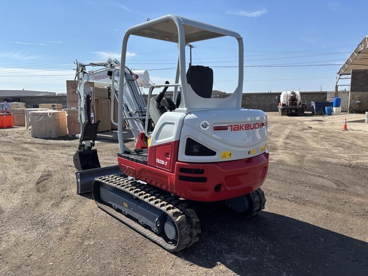 2022-takeuchi-tb235-2-image-4