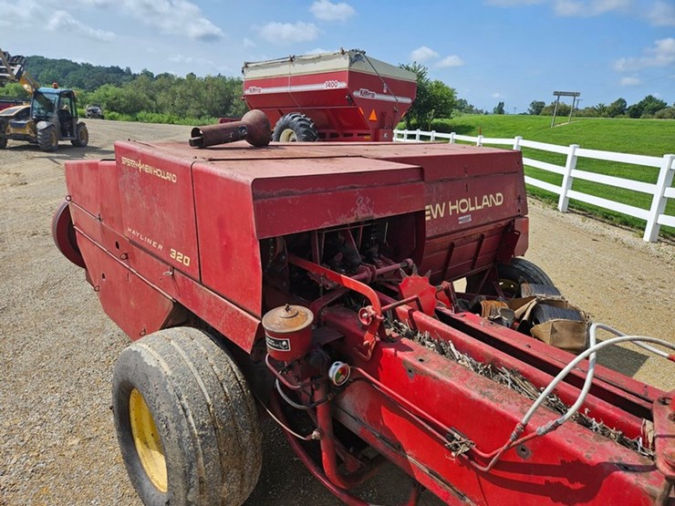 new-holland-320-image-23