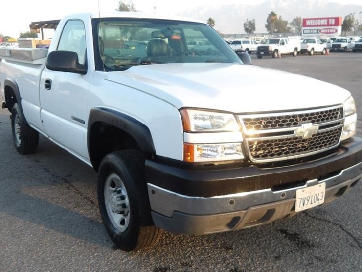 2005-chevrolet-silverado-2500-image-2