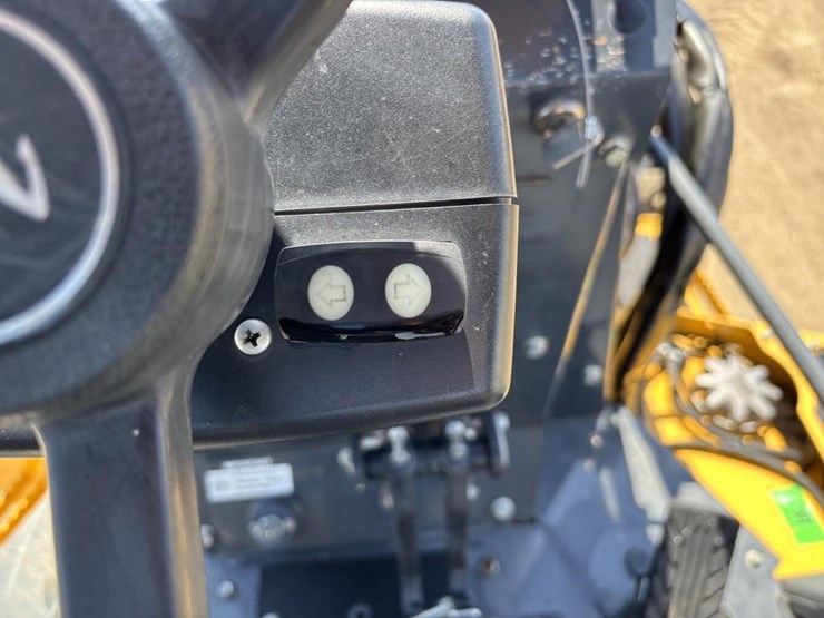 2020-deere-210l-image-45