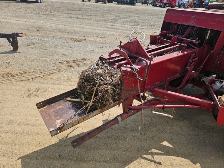 new-holland-320-image-19