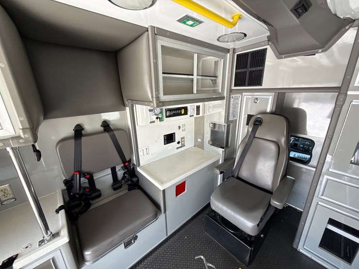 2014-chevrolet-silverado-3500hd-lt-image-22
