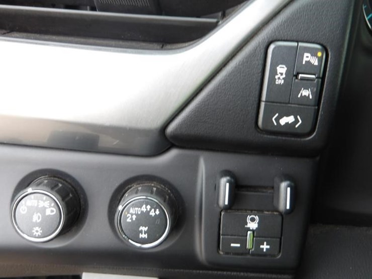 2018-chevrolet-suburban-image-24