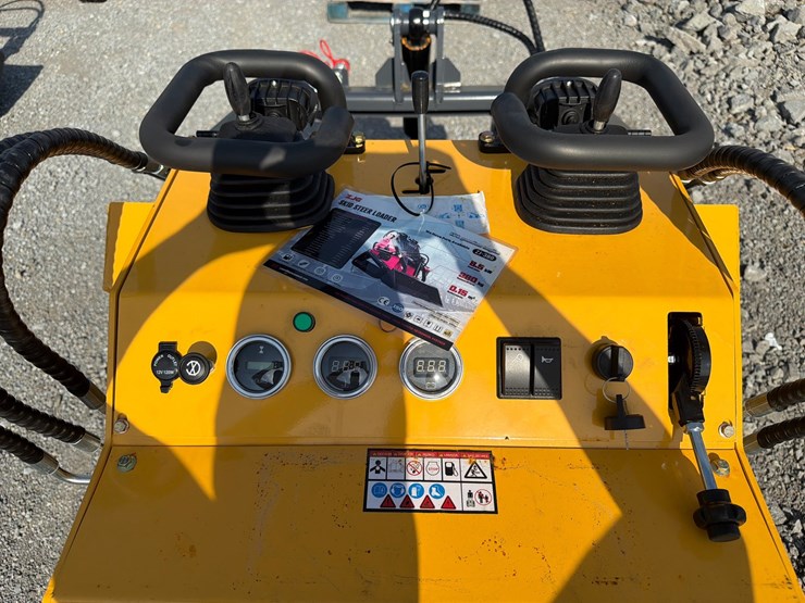 #36-•-new-zjg-zj-380-mini-skid-loader-image-5