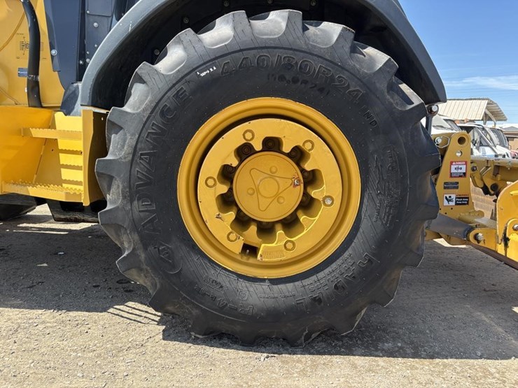 2020-deere-210l-image-35