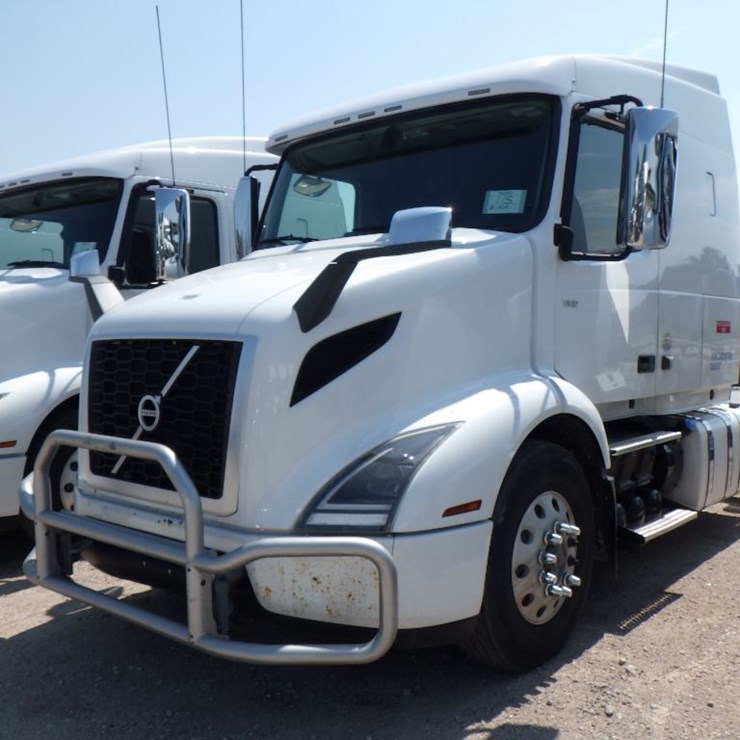 2020 VOLVO VNR640