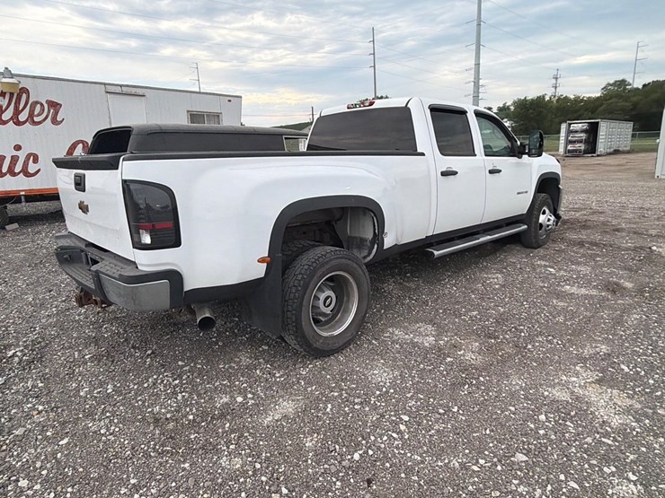 2011-chevrolet-silverado-3500hd-image-3