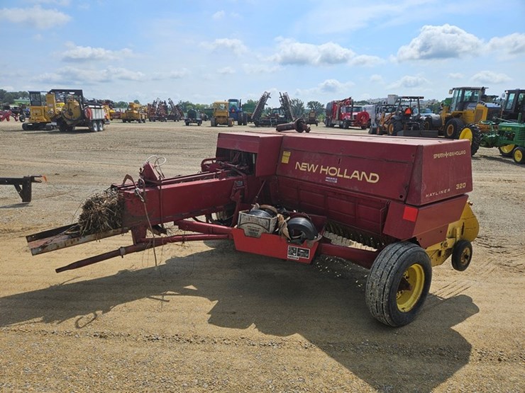 new-holland-320-image-5