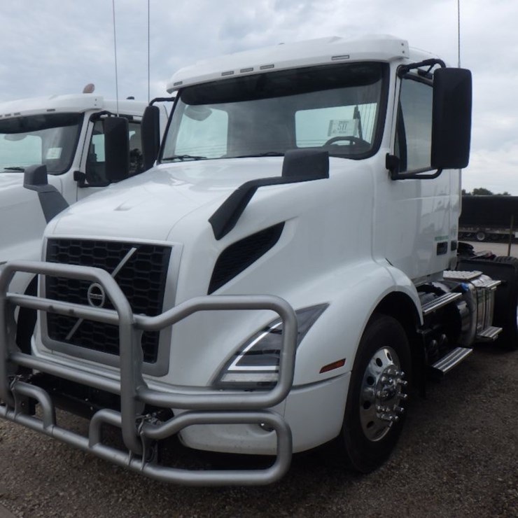 2020 VOLVO VNR300