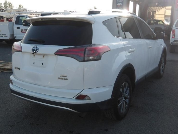 2016-toyota-rav4-image-4