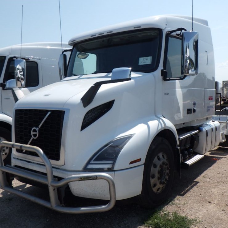 2020 VOLVO VNR640