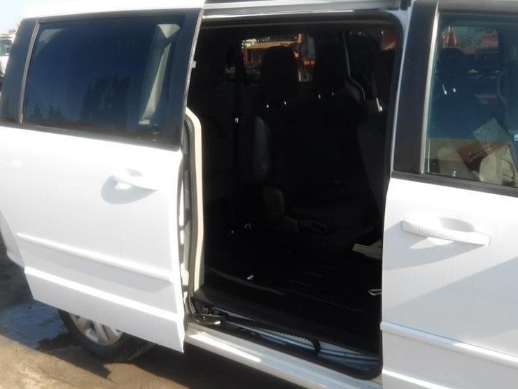 2017-dodge-grand-caravan-image-13