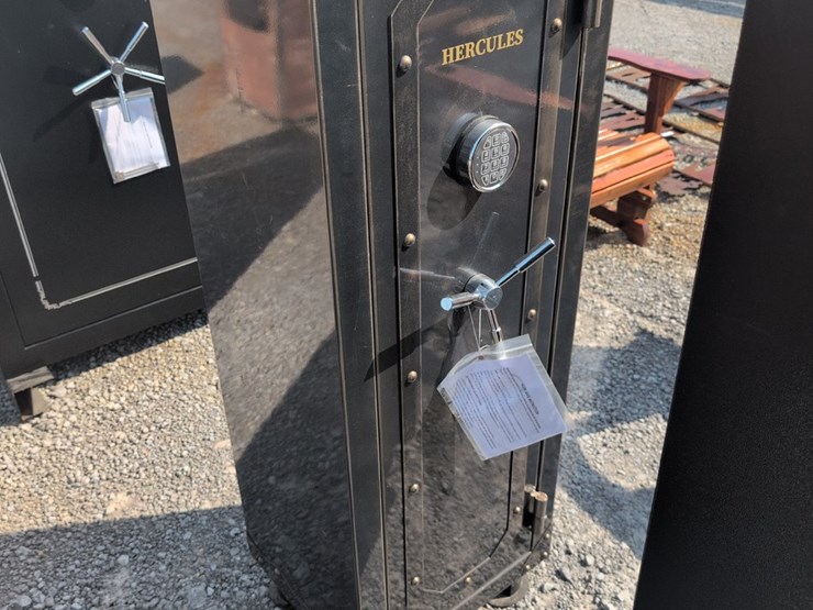 #58-•-small-vintage-hercules-safe-image-1