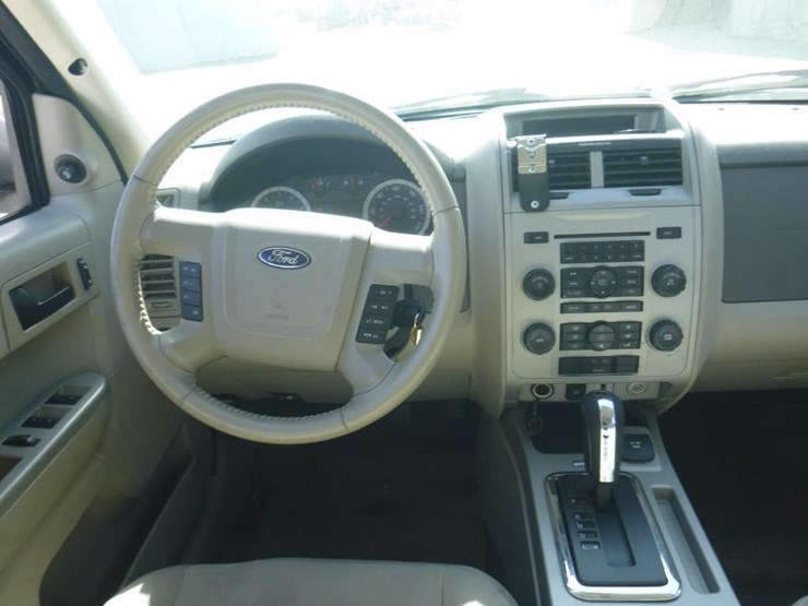 2011-ford-escape-image-9