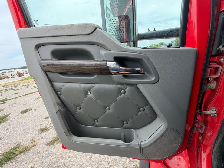 2016-kenworth-t880-image-16