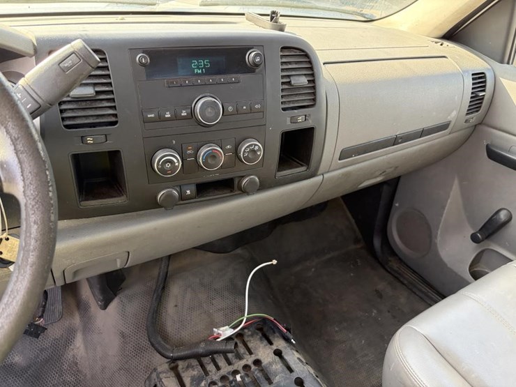 2011-chevrolet-silverado-2500-image-18