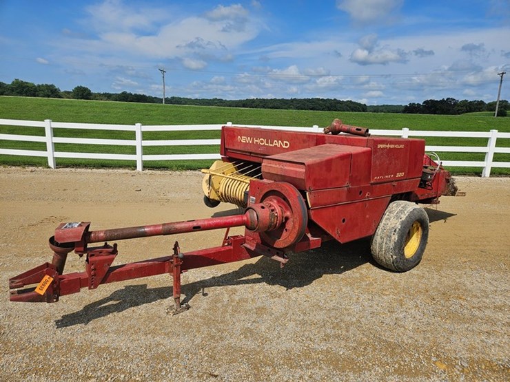 new-holland-320-image-1