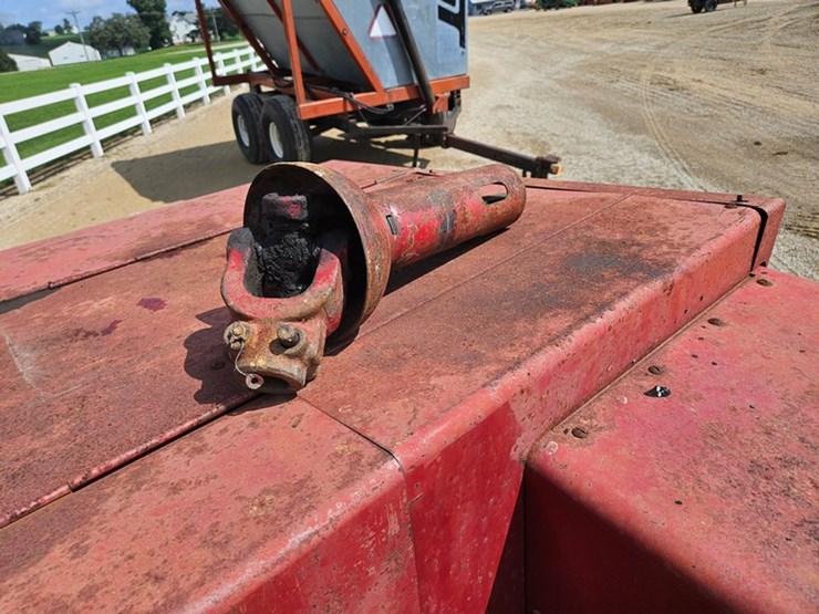 new-holland-320-image-15