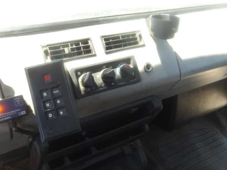 2002-freightliner-fl80-image-23
