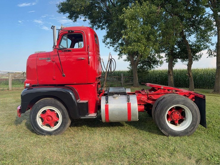 1953-international-r200-image-2