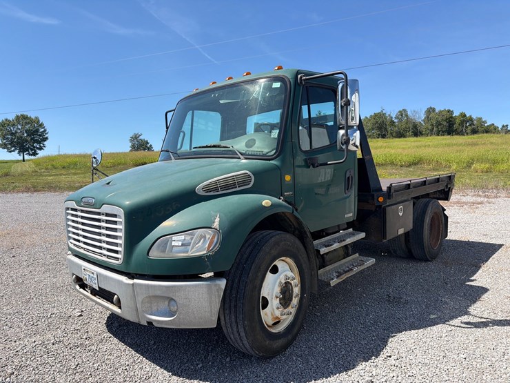 2005-freightliner-m2-106-image-1