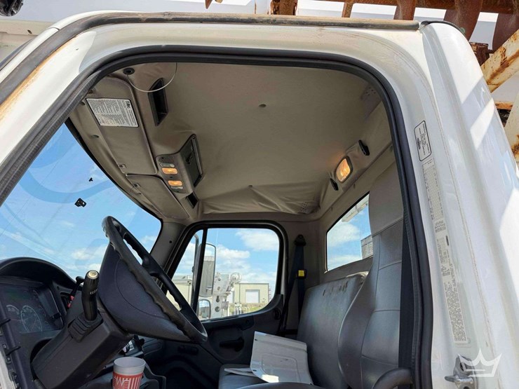 2016-freightliner-m2-106-image-42