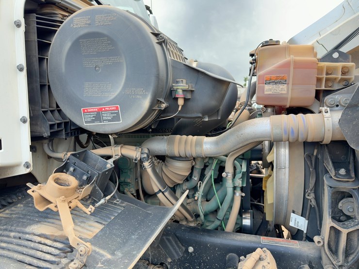 2021-volvo-vhd-tri/a-dump-truck-image-11