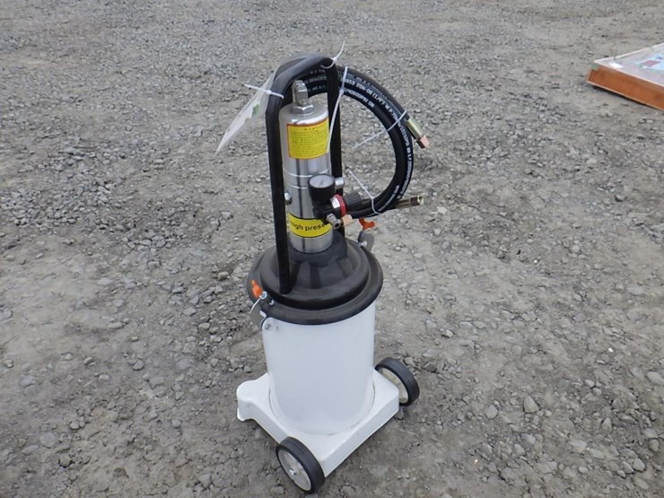 high-pressure-air-operated-grease-pump-image-2
