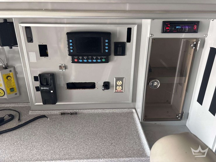 2014-freightliner-m2-106-image-33