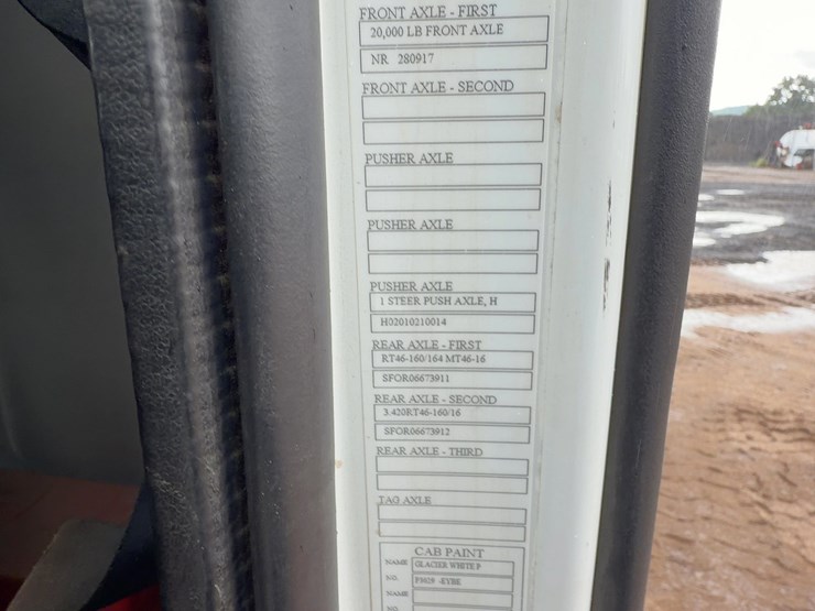 2021-volvo-vhd-tri/a-dump-truck-image-38
