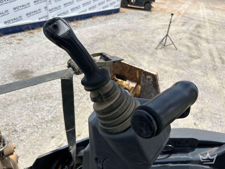 2018-deere-310l-image-12