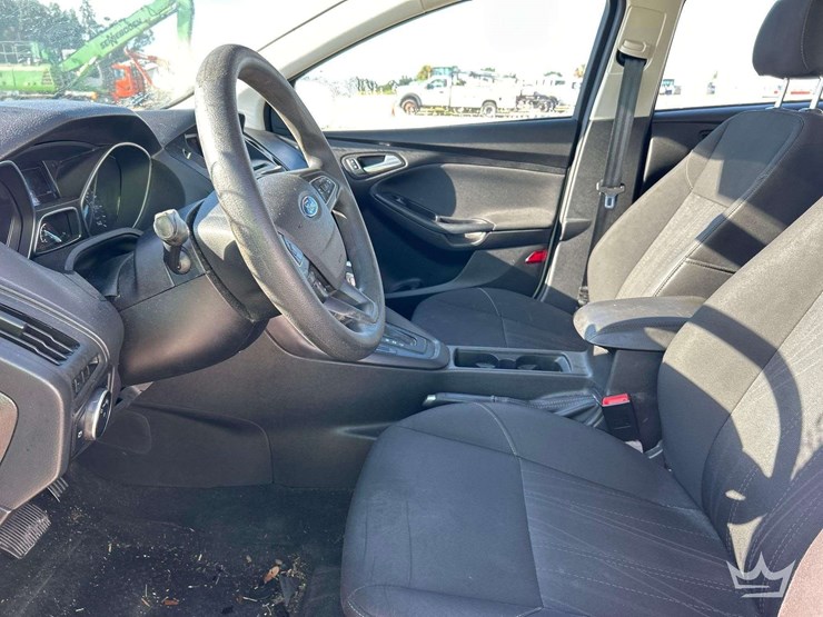 2015-ford-focus-hatchback-image-13