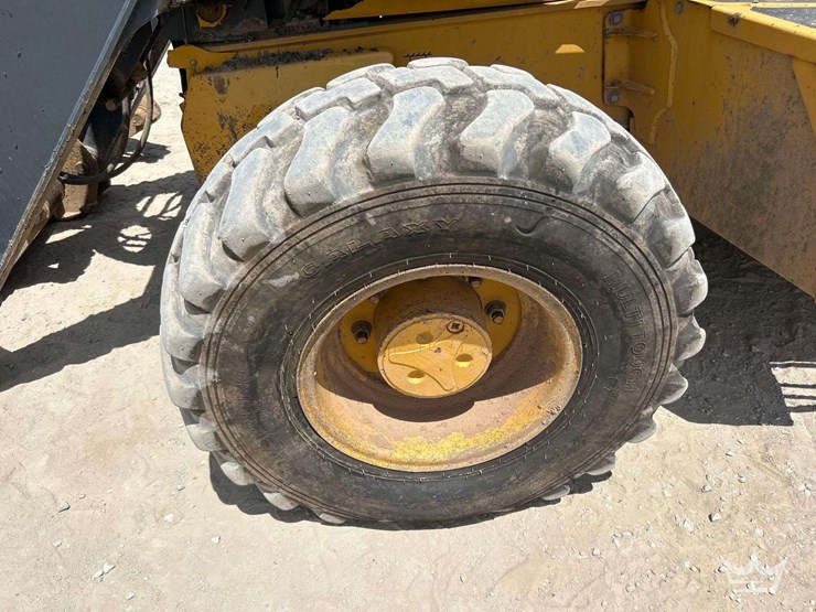 2019-deere-410l-image-32