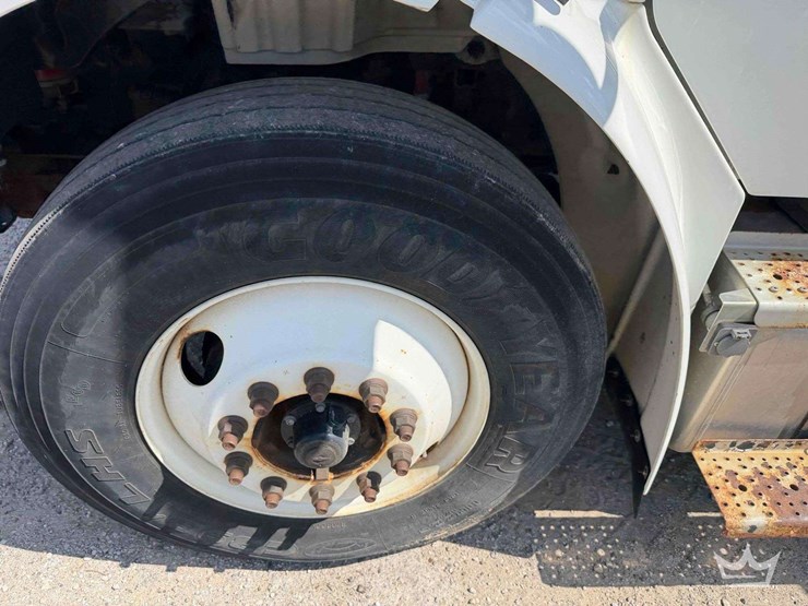 2016-freightliner-m2-106-image-36