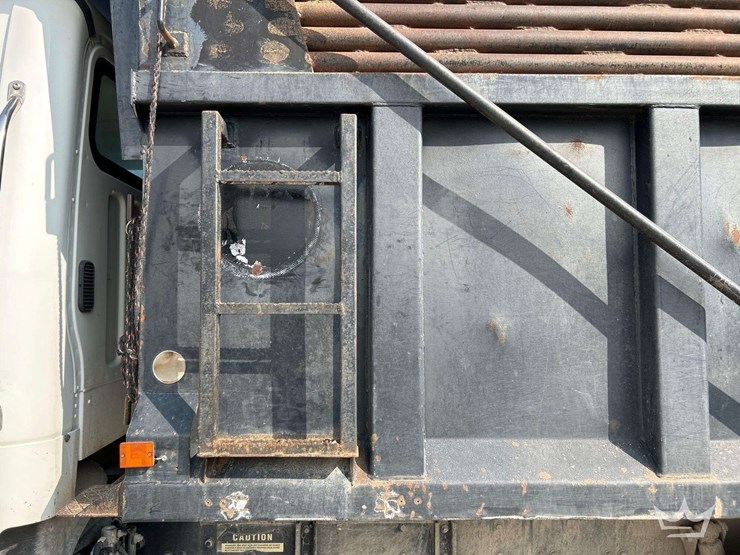 2012-freightliner-m2-106-image-24