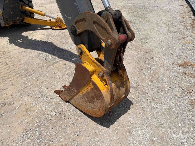 2020-deere-310l-image-34
