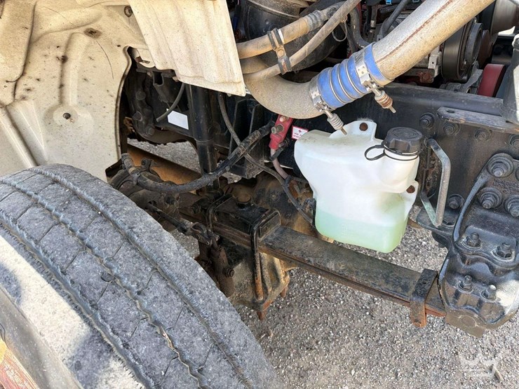2014-freightliner-m2-106-image-13