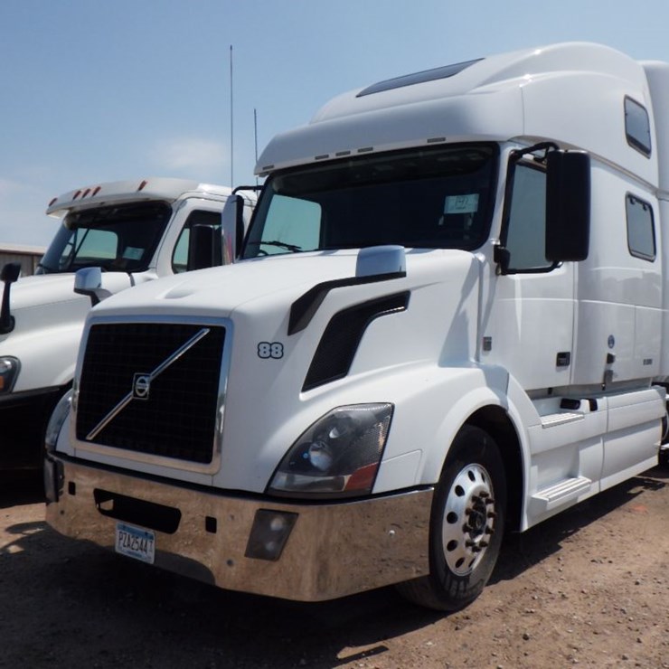 2017 VOLVO VNL780