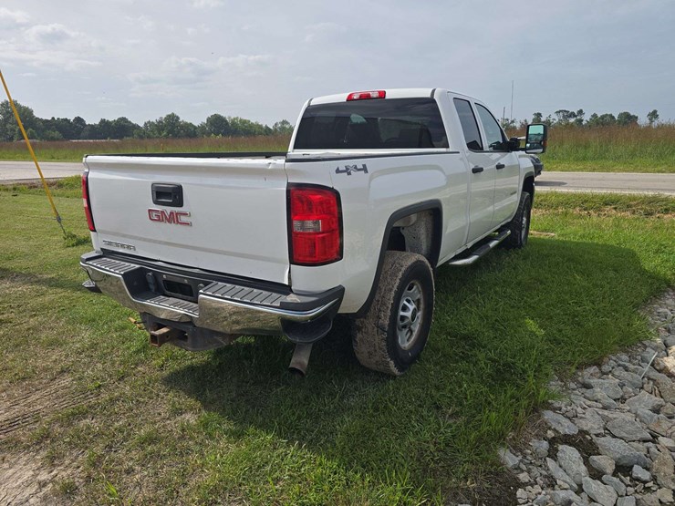 2015-gmc-2500-image-3