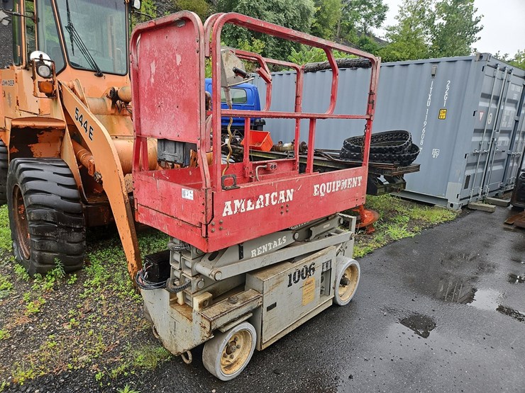 1999-mec-19'-electric-scissor-lift-image-1